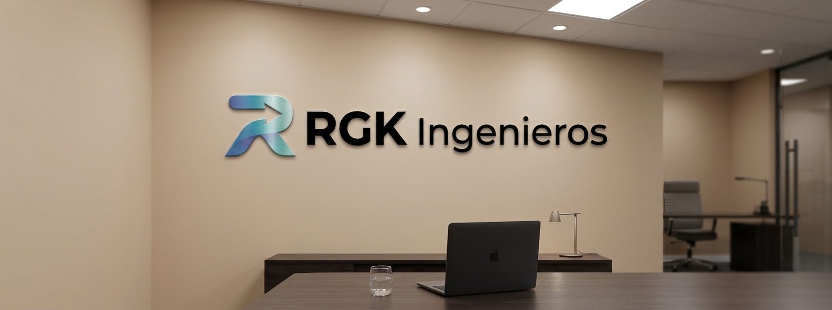 Espacio de trabajo de RGK Ingenieros con el logo de la empresa en la pared de la oficina